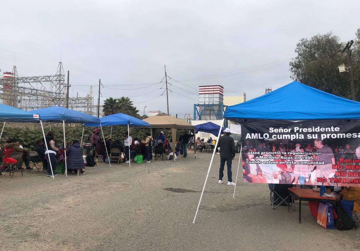 Los inconformes colocaron un campamento a la entrada de las instalaciones de la planta abastecedora de Pemex.