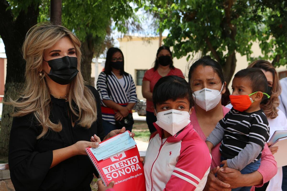 Atestigua Gobernadora entrega de becas y supervisa Centros de Salud en San Felipe de Jesús y Aconchi