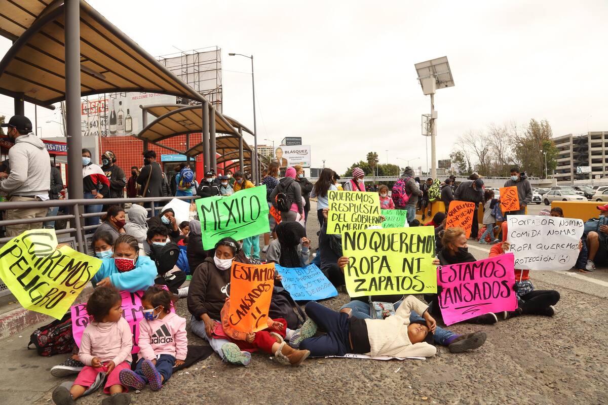 Desalojan ambulantes a migrantes de la Garita de San Ysidro