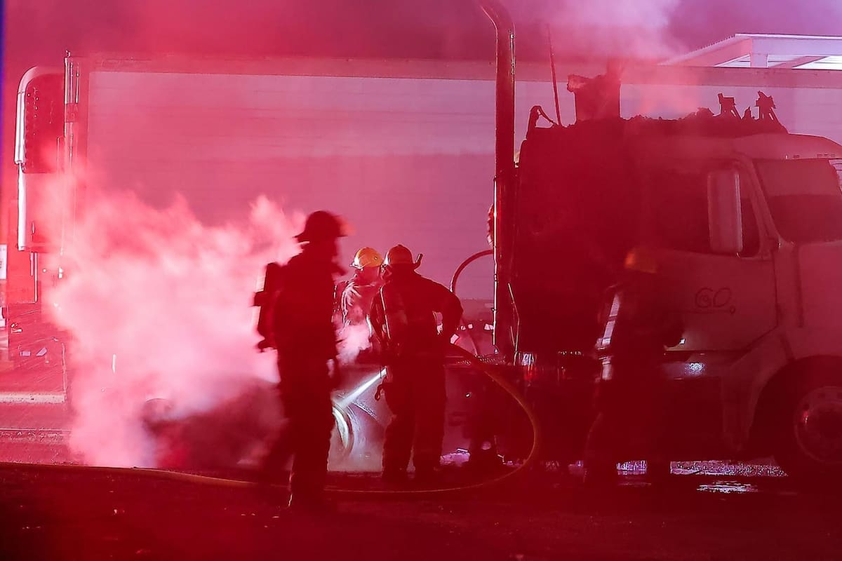 Incendio de tractocamión en taller mecánico de Hermosillo moviliza a bomberos