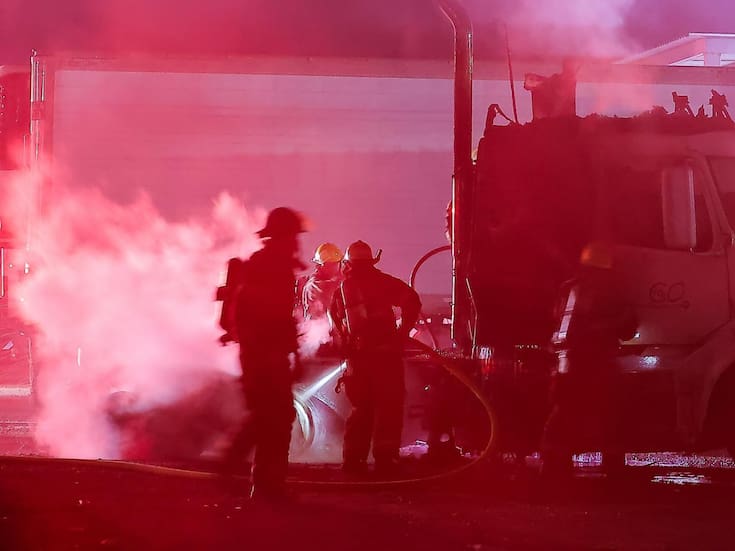 Incendio de tractocamión en taller mecánico de Hermosillo moviliza a bomberos
