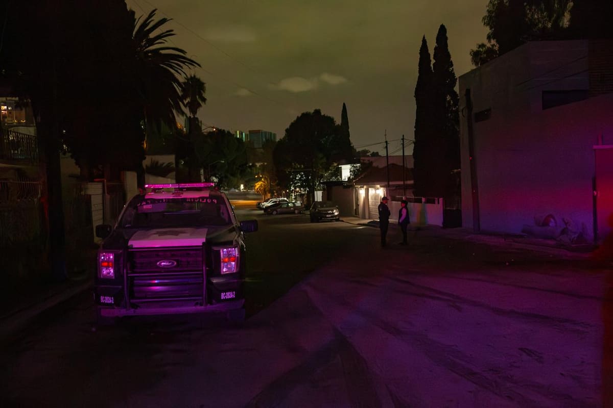 La víctima fue hallada con heridas de bala y trasladada de urgencia a un hospital. Foto: Border Zoom