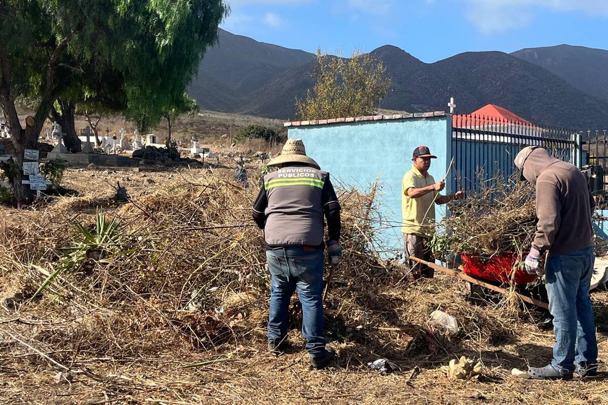 Retiran basura de panteones municipales en Ensenada