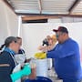 Pescadora enseña a convertir residuos de pescado en fertilizante para reducir la contaminación