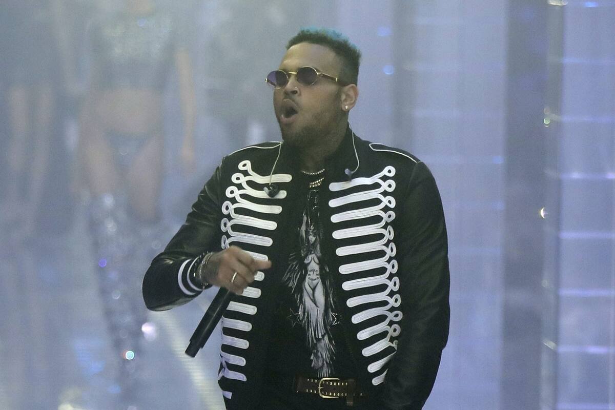 Acusan a Chris Brown de burlarse de caso de violación