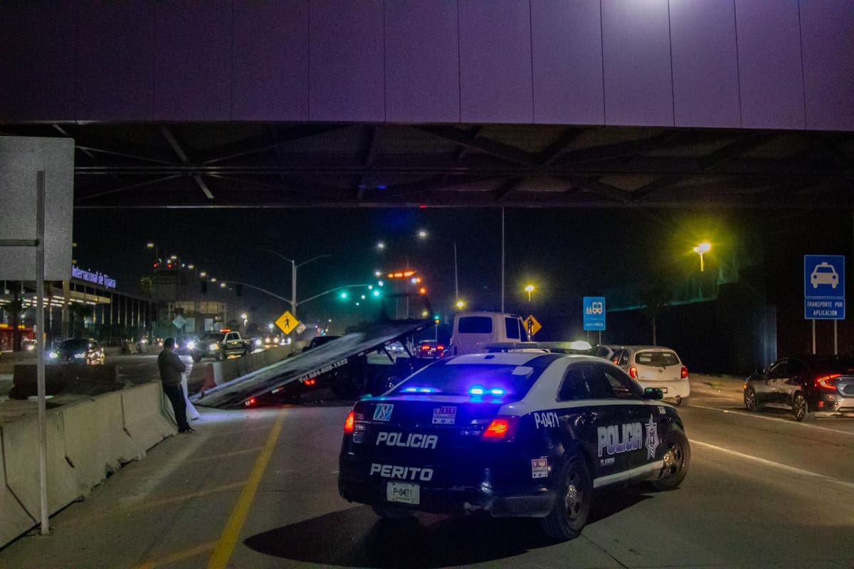 Una camioneta Ford Ranger volcó tras impactar a un Nissan Altima, sin dejar heridos graves y ocasionando tráfico lento en la carretera Aeropuerto. Foto: Border Zoom