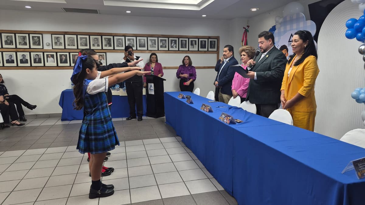 Con la dinámica “Mesa Directiva por un Día”, niñas y niños presentaron propuestas para mejorar el comercio local y conocer de cerca el funcionamiento del sector empresarial. │Foto: Fernando Guerrero