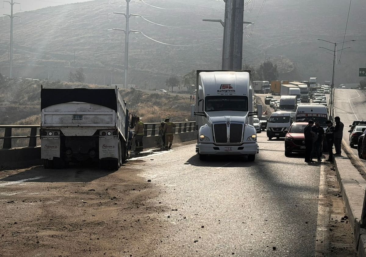 El accidente involucró a un camión de carga y seis vehículos particulares; un joven de 25 años recibió atención médica en el lugar. Foto: Border Zoom