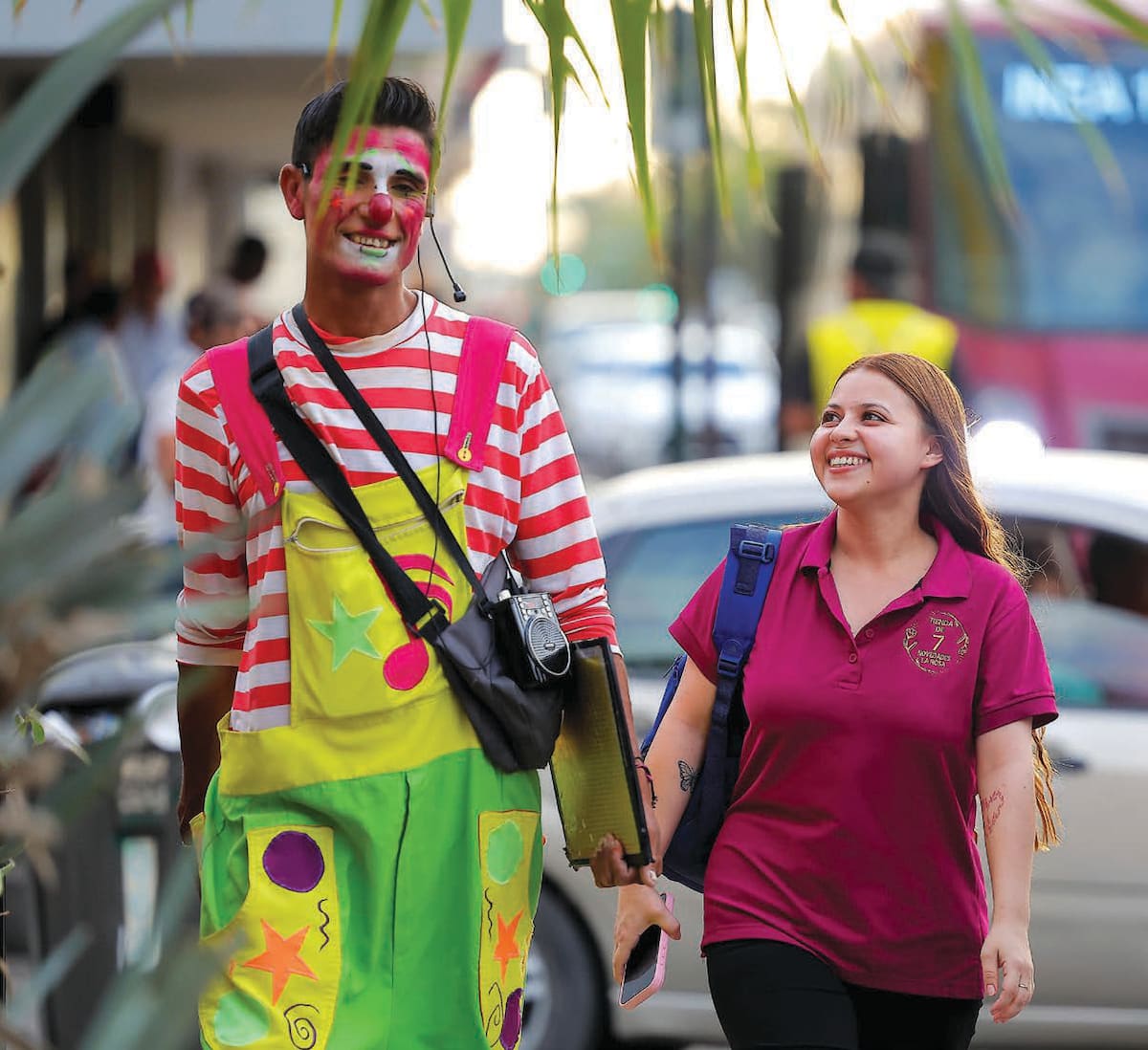 No es sólo su vestimenta y su actuación, es su actitud la que saca una sonrisa a quien lo mira en la calle.