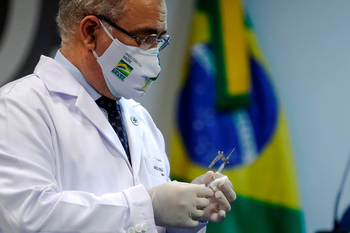 El Ministro de Salud de Brasil, Marcelo Queiroga, sostiene una dosis de la vacuna de Pfizer. EFE/ Antonio Lacerda/Archivo