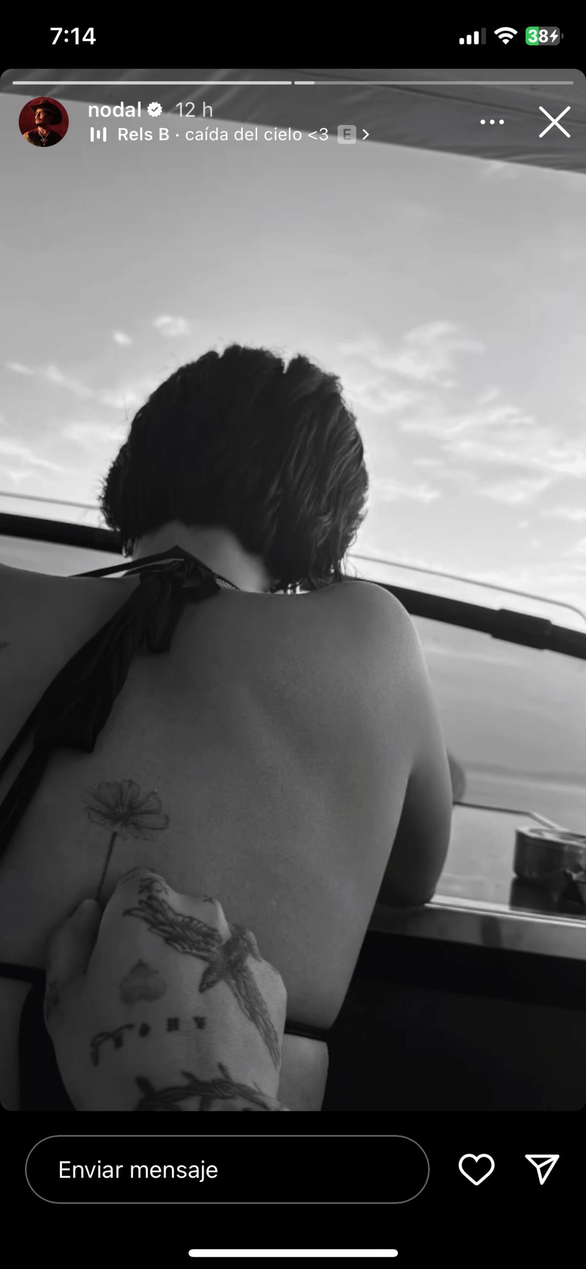 Christian Nodal presume tatuaje de Ángela Aguilar. Instagram.