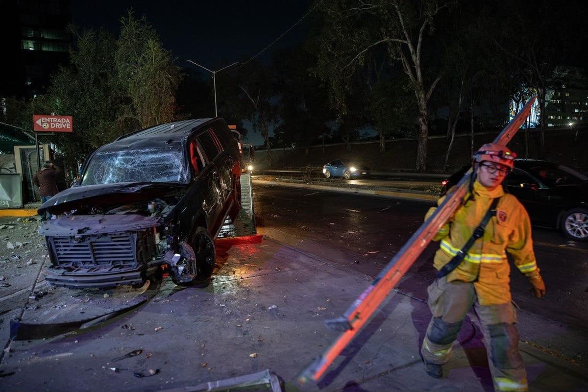 El choque dañó bardas perimetrales de un car wash y un establecimiento de CAFFENIO en Zona Río. Foto: Border Zoom