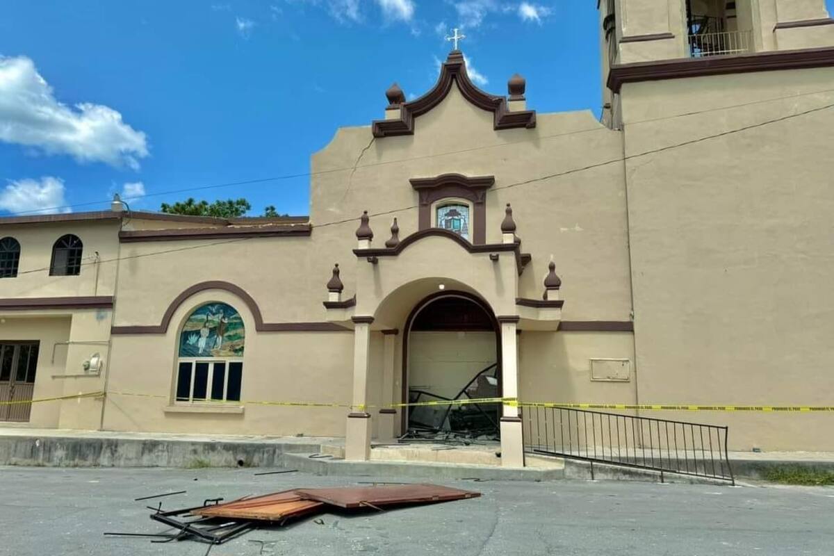 Así se derrumbó el techo de una iglesia en Nuevo León; no reportan lesionados