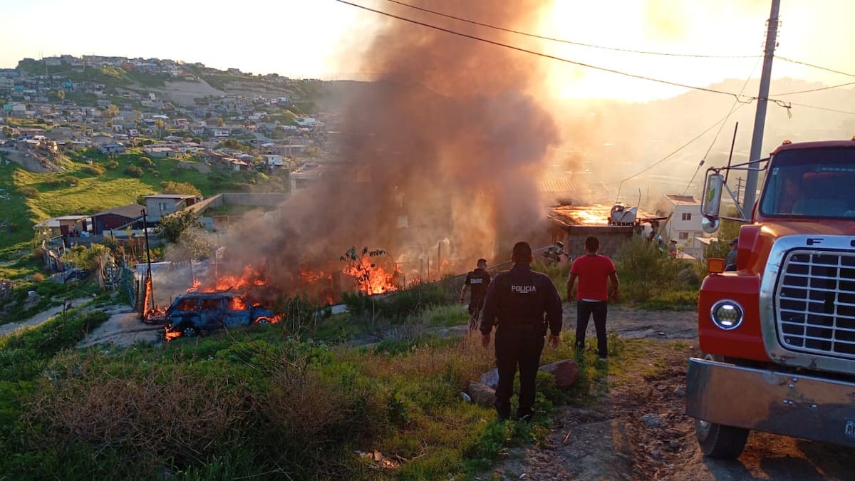Un incendio registrado en la colonia Los Ramos consumió en un 80% una vivienda y una vagoneta.