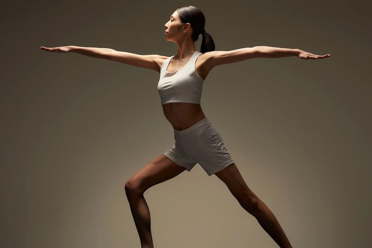 El ejercicio de yoga ideal para mejorar la concentración, el equilibrio y fortalecer todo el cuerpo