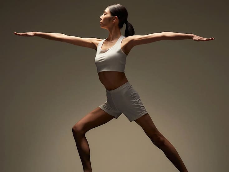 El ejercicio de yoga ideal para mejorar la concentración, el equilibrio y fortalecer todo el cuerpo