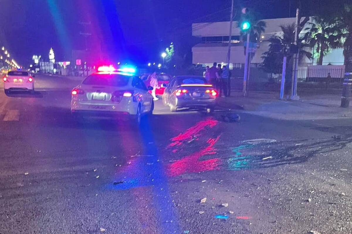 Conductor no respeta el semáforo en rojo e impactó otro vehículo