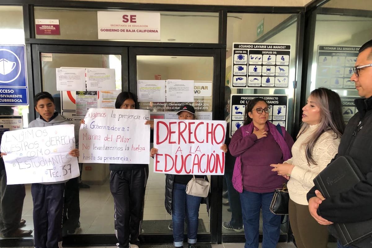 Padres de familia mantendrán toma de Secretaría de Educación y plantel “Amado Nervo”