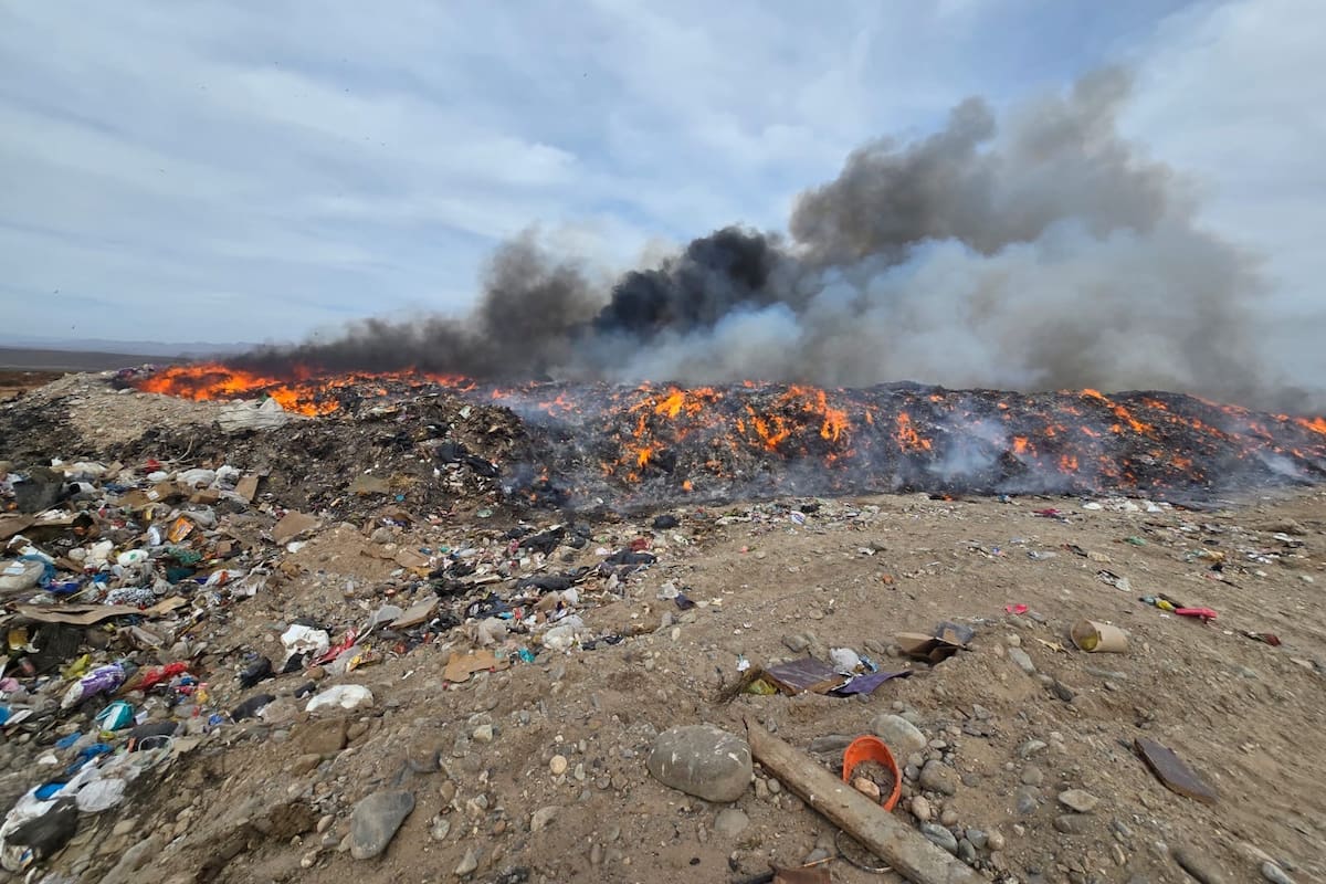 Nuevamente se complica control de incendio en basurero de San Quintín