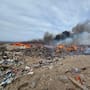Nuevamente se complica control de incendio en basurero de San Quintín