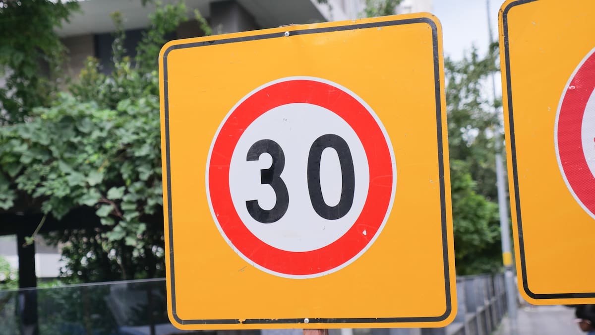 Conductores que excedan los 30 km/h en zonas escolares pueden recibir multas de hasta 2,346 pesos y la pérdida de puntos en su licencia de conducir, conforme a la Ley de Tránsito vigente.