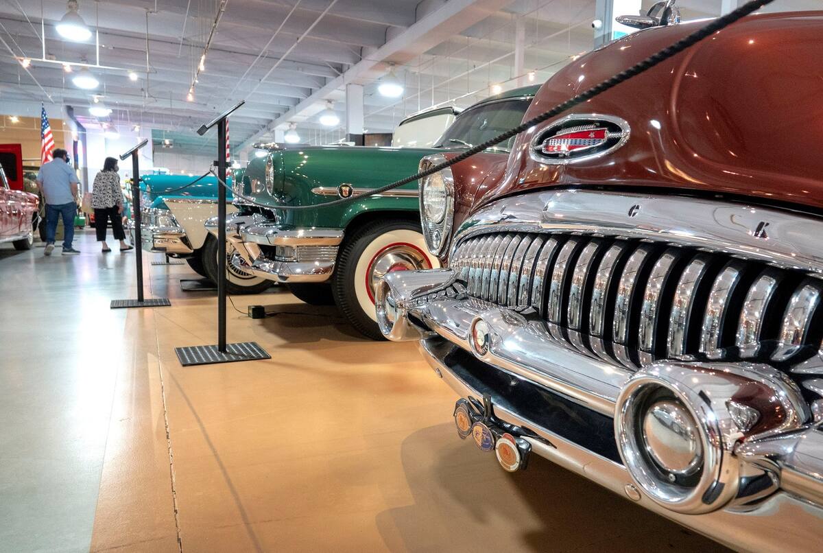 Personas visitan el nuevo Museo Dauer de Autos Clásicos en Sunrise, Florida, EE.UU., el 29 de abril de 2021 (publicado el 30 de abril de 2021). EFE/EPA/CRISTOBAL HERRERA-ULASHKEVICH