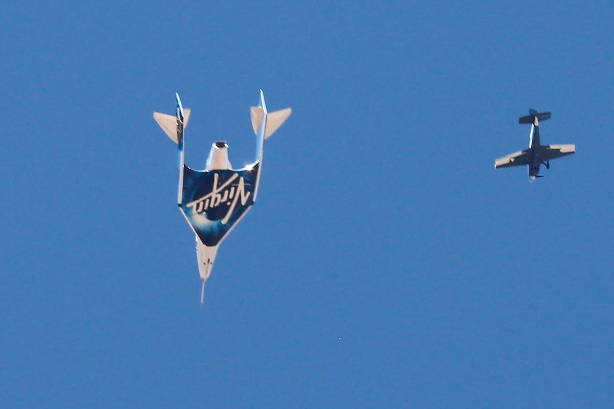 El avión cohete de pasajeros de Virgin Galactic VSS Unity, que transporta al empresario multimillonario Richard Branson y su tripulación, desciende después de llegar al borde del espacio sobre Spaceport America cerca de Truth or Consequences, EEUU, 11 julio 2021.
REUTERS/Joe Skipper