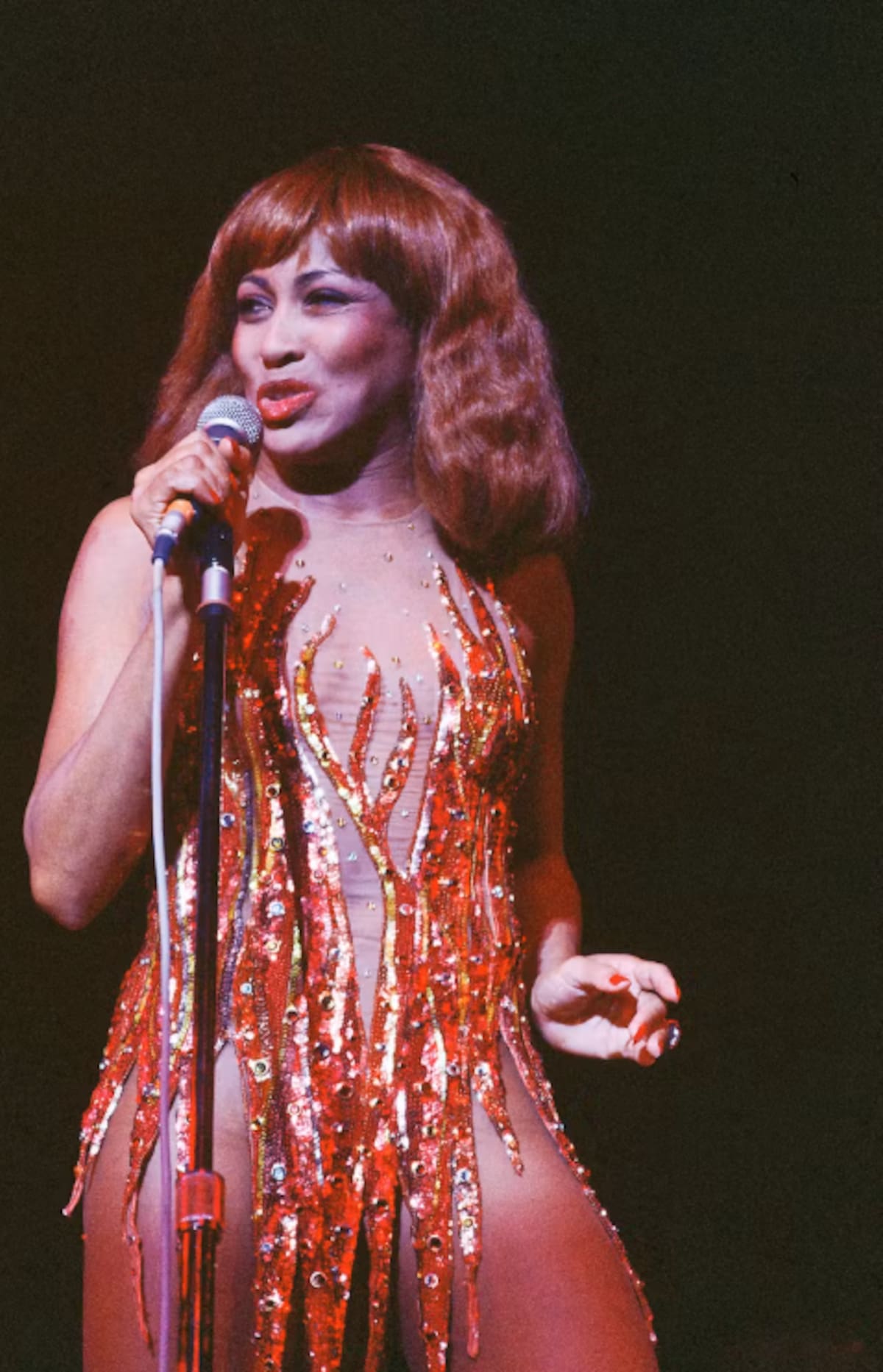 Bob Mackie construyó una carrera de más de seis décadas vistiendo a grandes estrellas y convirtiendo sus diseños en parte del espectáculo. Foto: Agencias.
