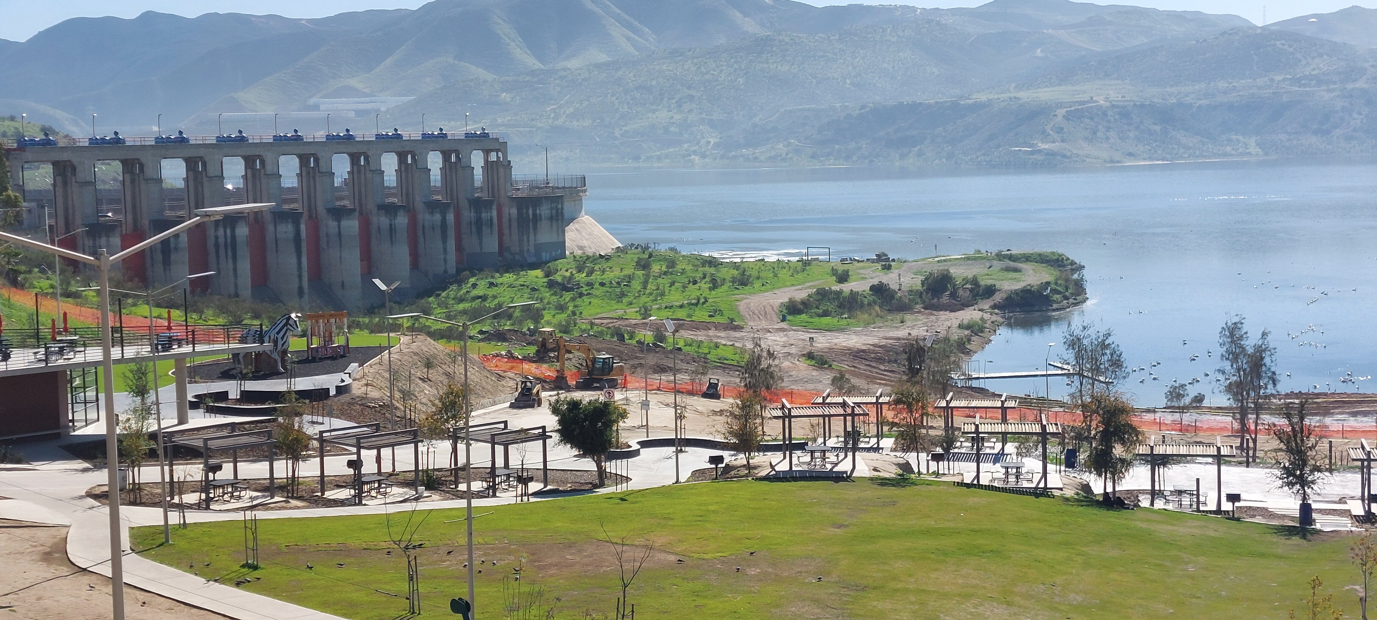 Luego de permanecer cerrado por la mortandad de peces registrada en la presa Abelardo L. Rodríguez, el Parque Esperanto reabrió este miércoles sus puertas al público, aunque el perímetro de la presa continúa acordonado. Foto: Michelle Castillo