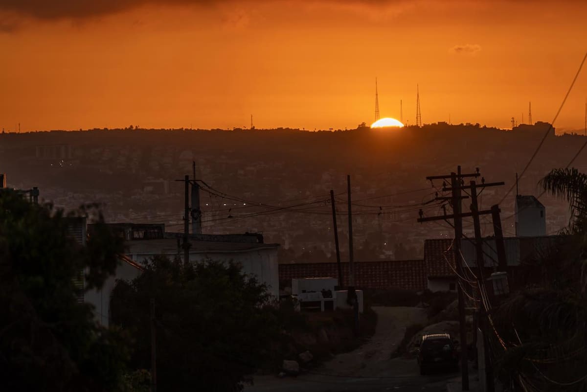 El cielo de Tijuana se pintó de tonos anaranjados y dorados durante el atardecer de este martes, en una tarde fresca con temperatura máxima de 20 grados Celsius y vientos del suroeste de entre 10 y 15 kilómetros por hora. Foto: Border Zoom