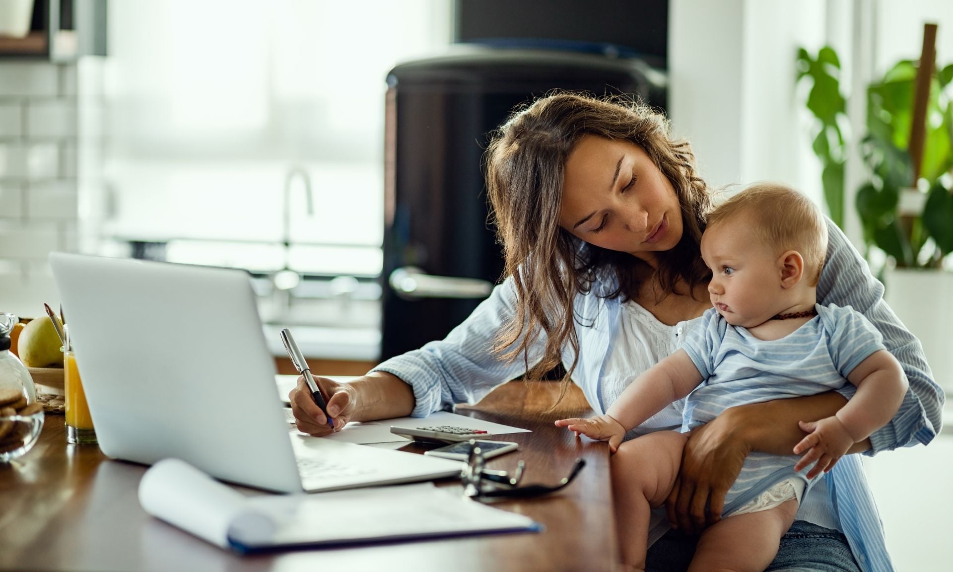 Día de las Madres como descanso obligatorio: la iniciativa de Morena en la Gaceta Parlamentaria que busca reformar la Ley Federal del Trabajo para dar certeza jurídica y bienestar familiar a los trabajadores | Freepik