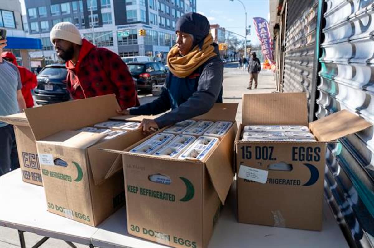 Personas reparten huevos este viernes, en Nueva York (Estados Unidos). Un reparto benéfico de huevos en el barrio de Queens en Nueva York terminó en apenas 5 minutos ante la masiva demanda de personas que se presentaron e hicieron cola durante varias horas en una mañana de viento gélido. EFE/ Angel Colmenares