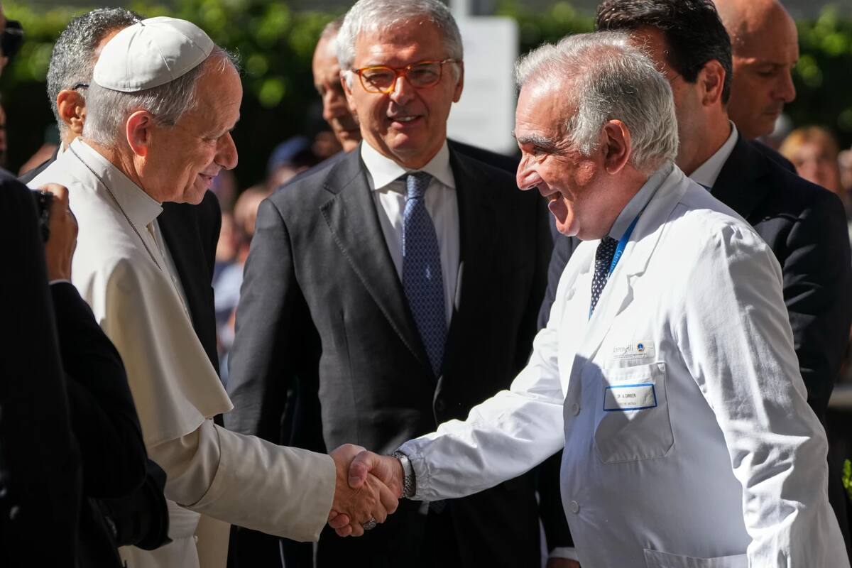 El papa Leon XIV saluda al director médico Andrea Cambieri al llegar a una clínica en Roma, donde le extirparon un nódulo pulmonar a raíz de su cáncer. | Foro: AP