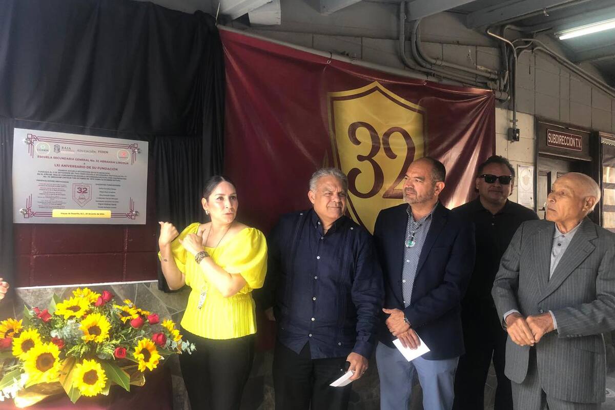 Develan placa de 61 años de la primera secundaria fundada en Rosarito