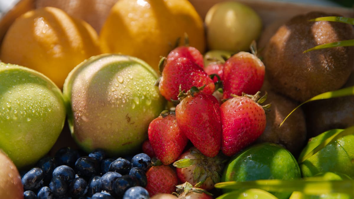 Varias frutas, sobre todo las deshidratadas, pueden aportar hierro no hemo y otros nutrientes importantes, lo que las convierte en una buena alternativa a la carne roja/Foto: Canva