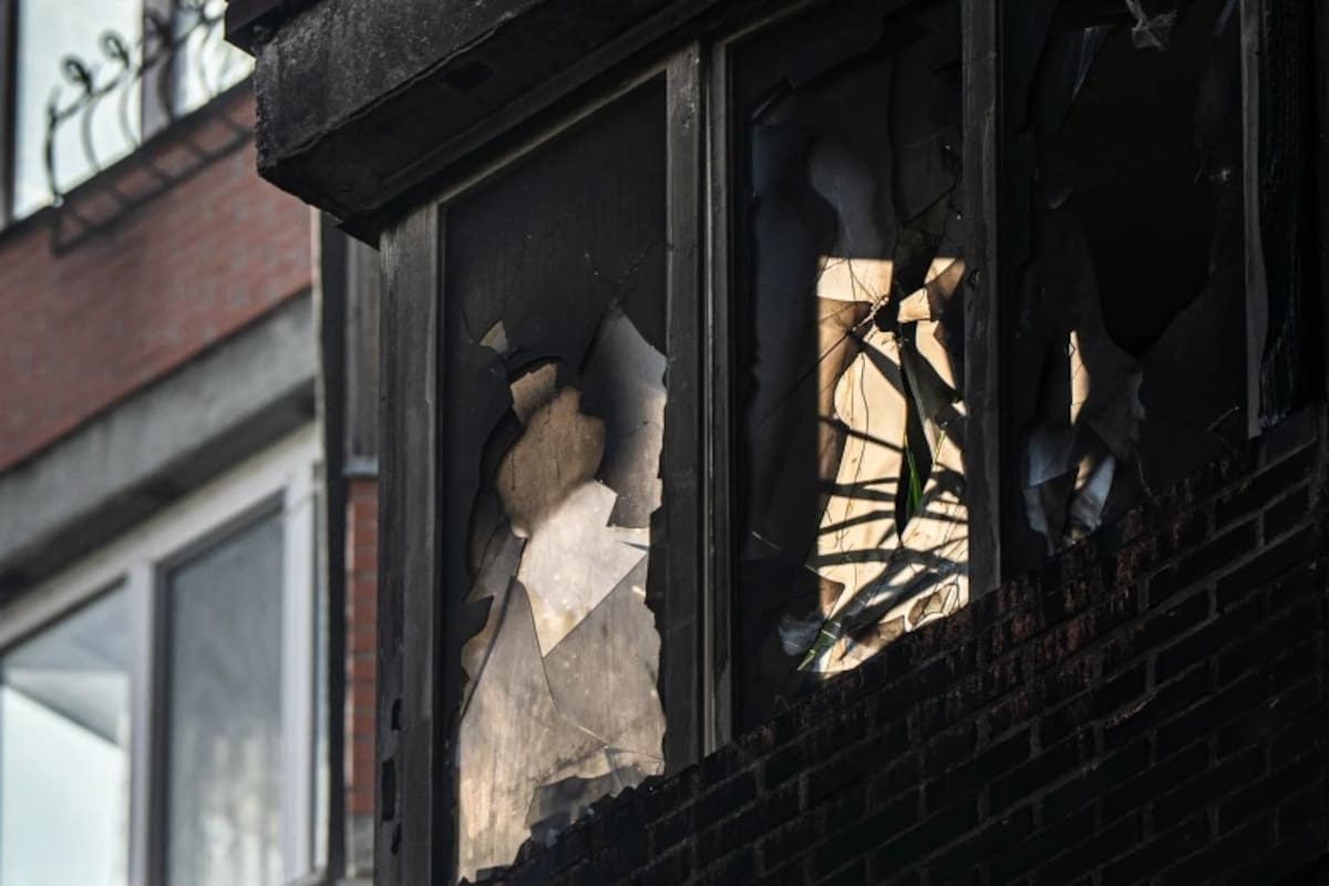 Un edificio de apartamentos resultó dañado durante los ataques rusos, el miércoles 22 de octubre de 2025, en Kiev, Ucrania. | Crédito: AP/Julia Demaree Nikhinson