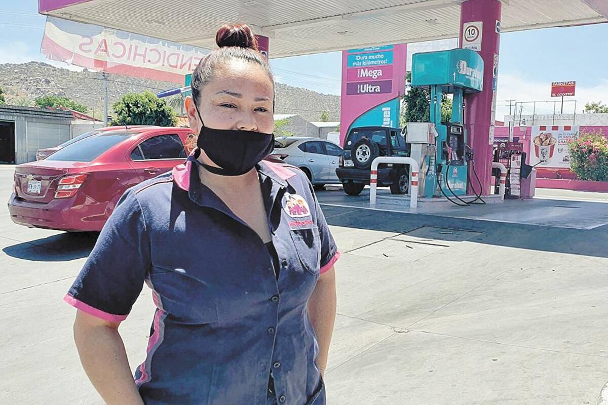 Trabaja sin miedo y con mucho entusiasmo en una gasolinera