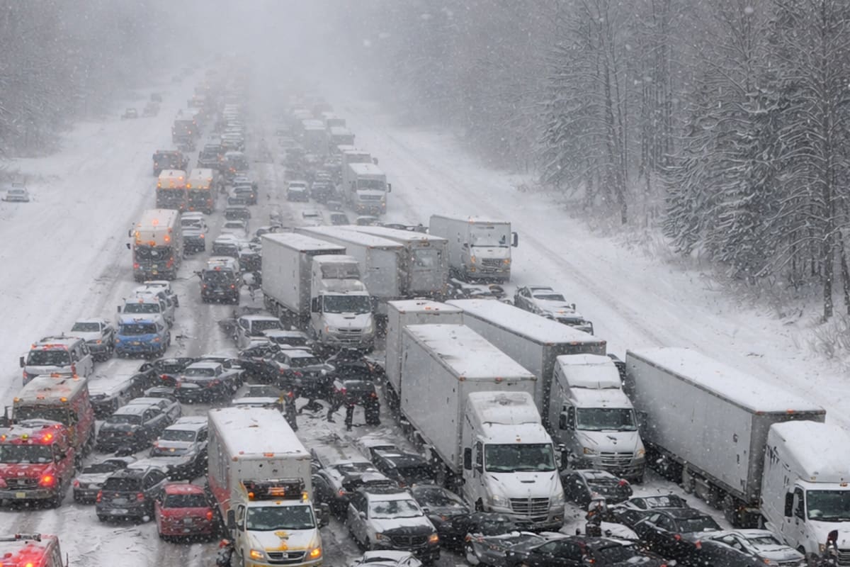 Más de 100 autos y camiones colisionan en una autopista de Michigan durante una fuerte nevada, dejan personas heridas y paralizan una de las principales vías mientras la tormenta invernal sigue avanzando por varios estados