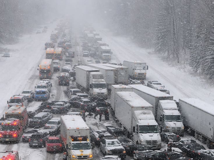 Más de 100 autos y camiones colisionan en una autopista de Michigan durante una fuerte nevada, dejan personas heridas y paralizan una de las principales vías mientras la tormenta invernal sigue avanzando por varios estados