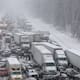 Más de 100 autos y camiones colisionan en una autopista de Michigan durante una fuerte nevada, dejan personas heridas y paralizan una de las principales vías mientras la tormenta invernal sigue avanzando por varios estados