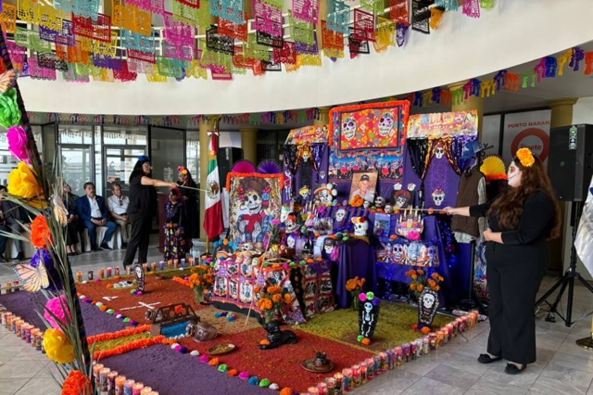 Se unen a la tradición y realizan altar de muertos en Canaco Mexicali