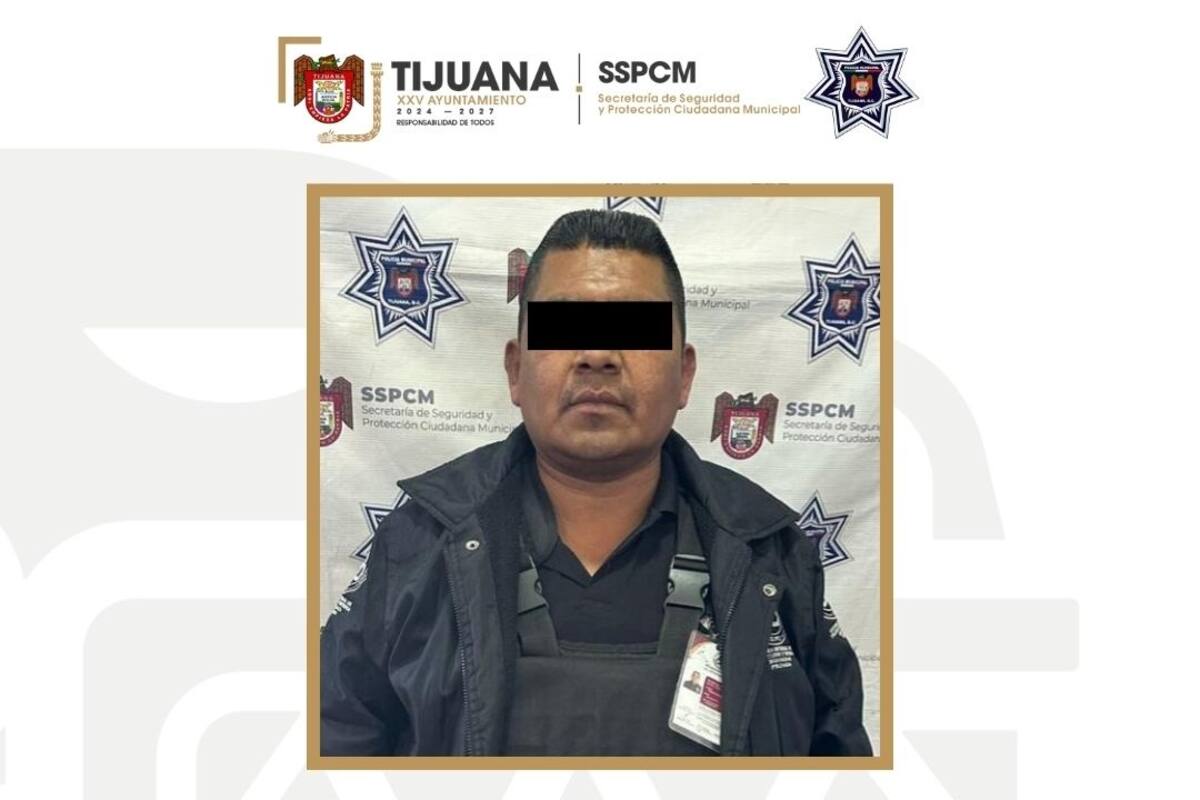 Arrestan a guardia de la Plaza Península por meter 10 paquetes de droga en un automóvil