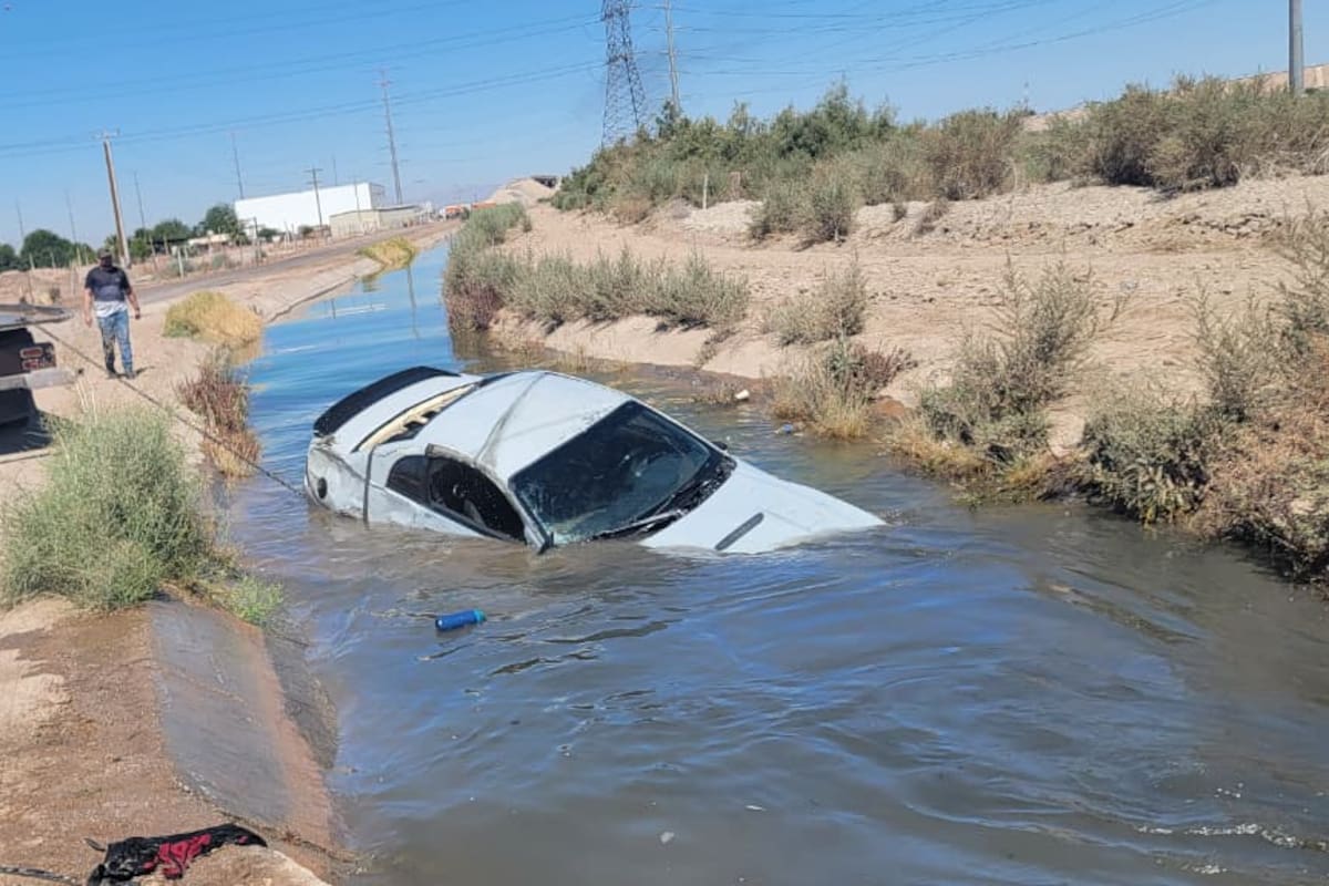 Mueren dos jóvenes tras caer en un Mustang a un canal en el Valle de Mexicali
