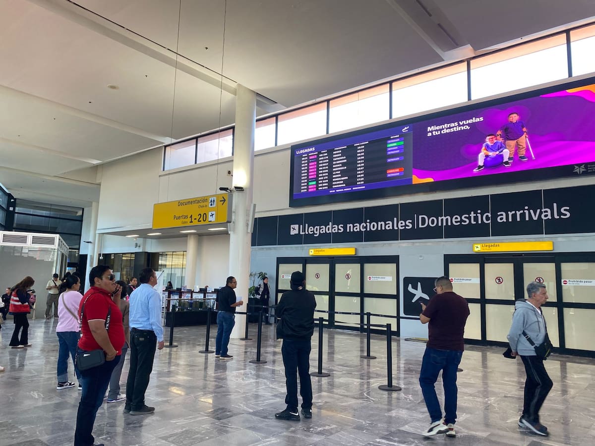 El banco de neblina que cubrió a la ciudad desde la mañana del viernes provocó ajustes en los itinerarios. Foto: Emmanuel Castañeda