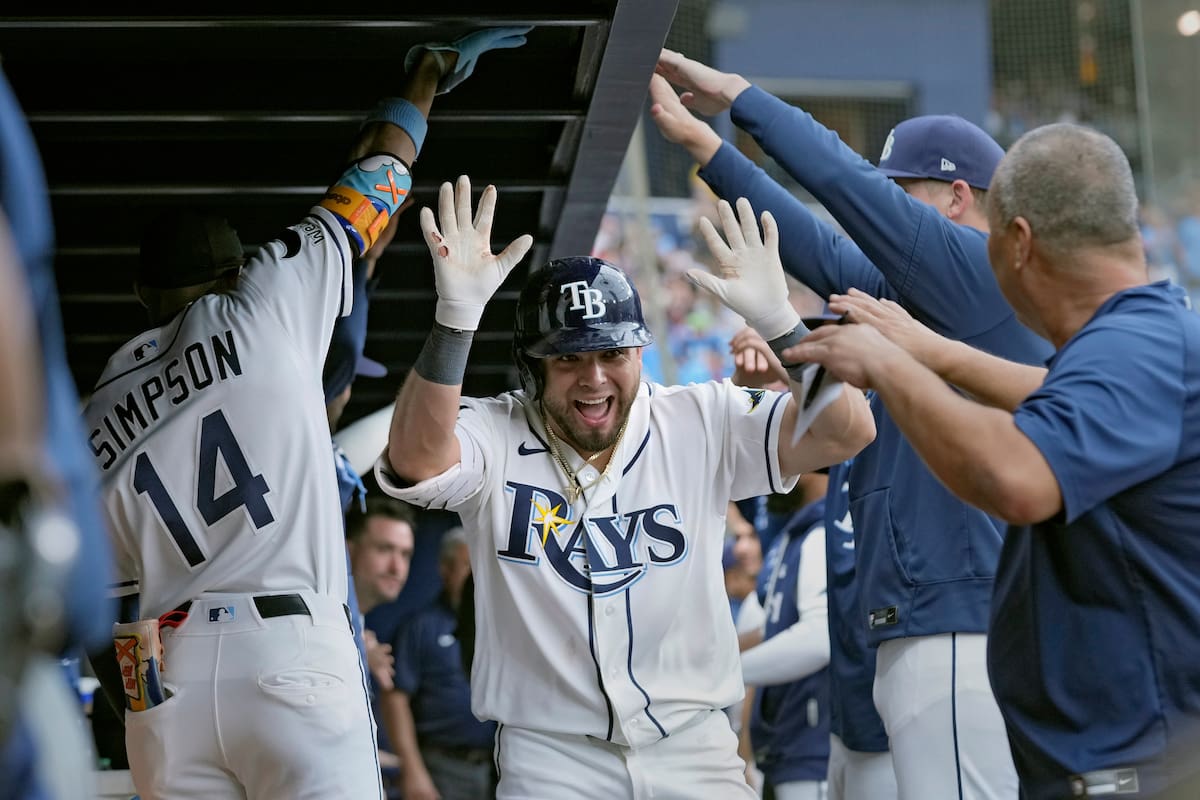 Jonathan Aranda (centro) de los Rays de Tampa Bay celebra tras batear un jonrón ante los Astros de Houston, el domingo 13 de septiembre de 2026, en St. Petersburg, Florida. (AP Foto/Chris O'Meara)