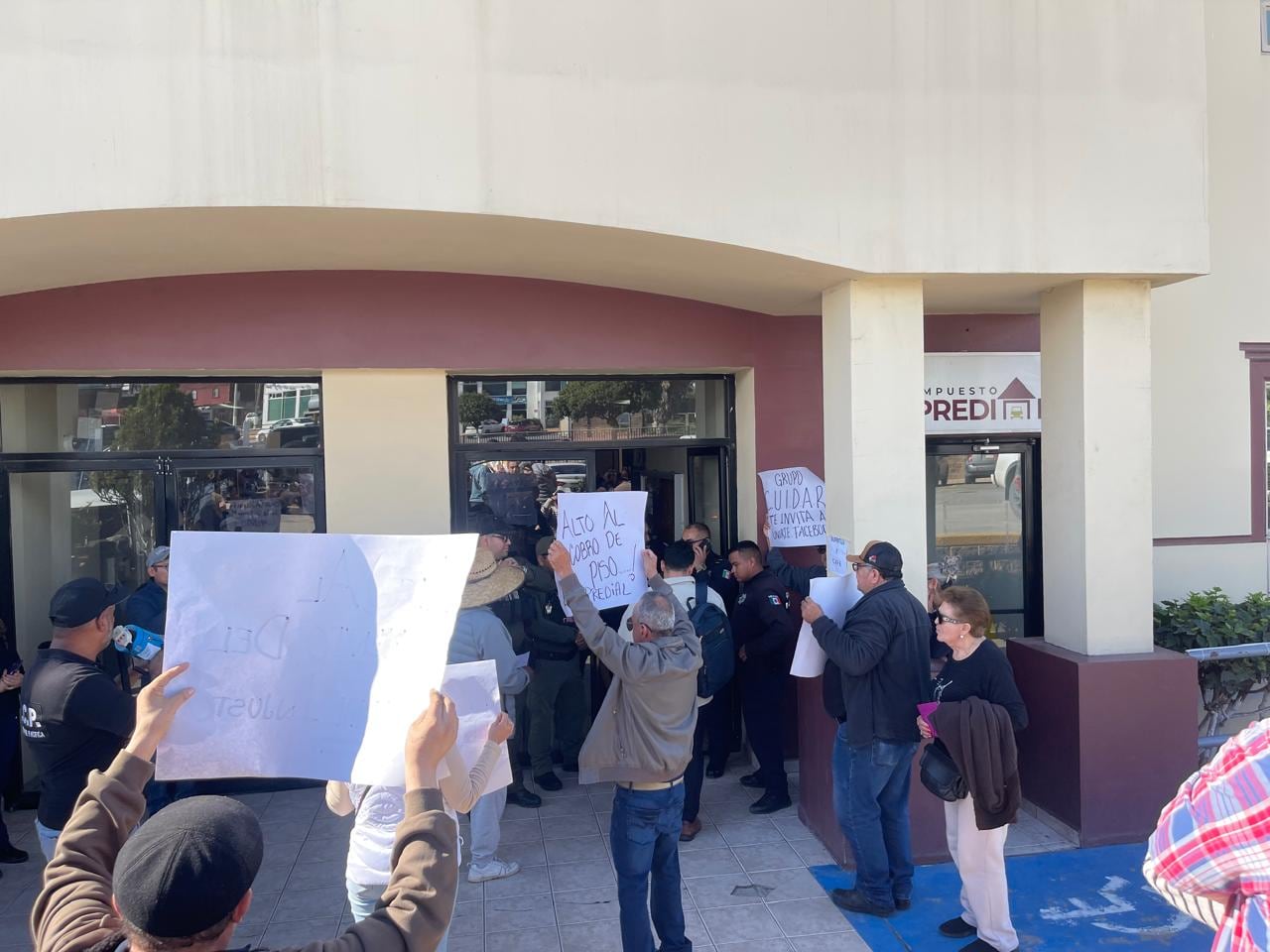 Protestan en Rosarito contra alzas de hasta 200% en el Impuesto Predial y bloqueo de acceso al palacio municipal. Foto: Carmen Gutiérrez
