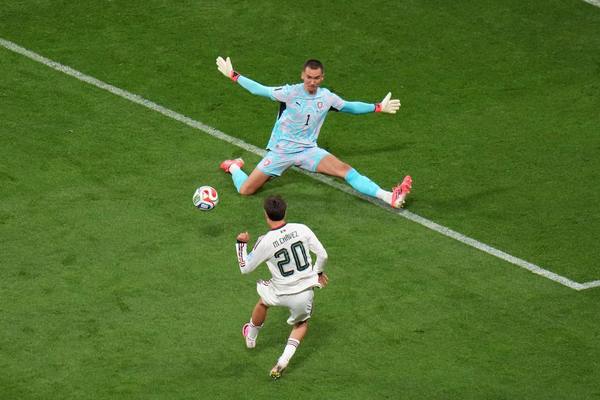 Mateo Chávez, de México, anota ante el arquero checo Matej Kovar en el encuentro mundialista realizado el miércoles 24 de junio de 2026 (AP Foto/Eduardo Verdugo)