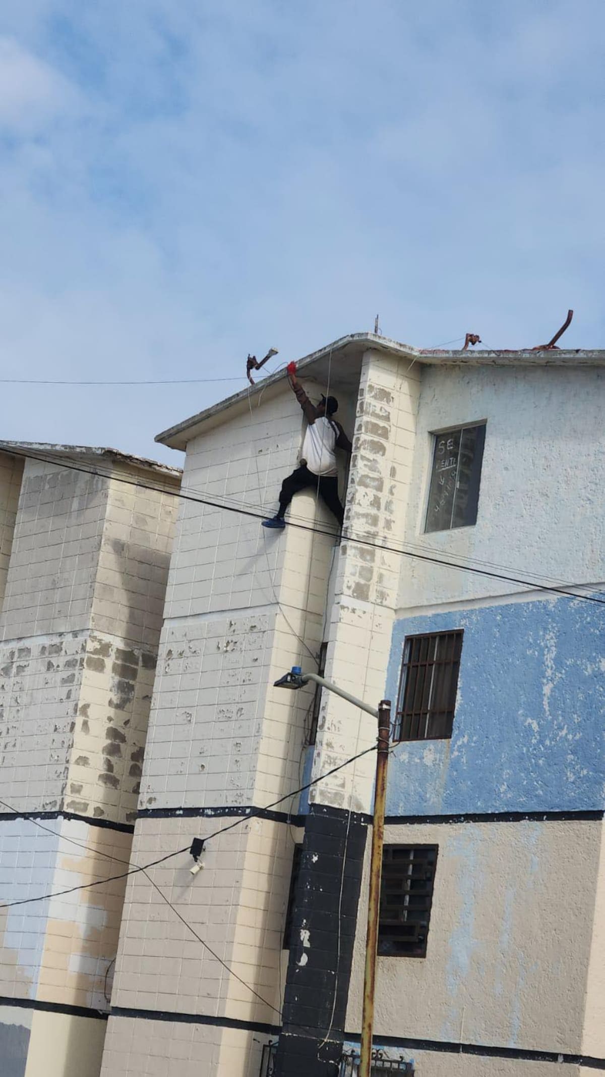 Vecinos de Playas de Tijuana pidieron mayor presencia policiaca tras denunciar a un presunto delincuente que agredió a un hombre y fue visto trepando por viviendas de la zona. Foto: Cortesía