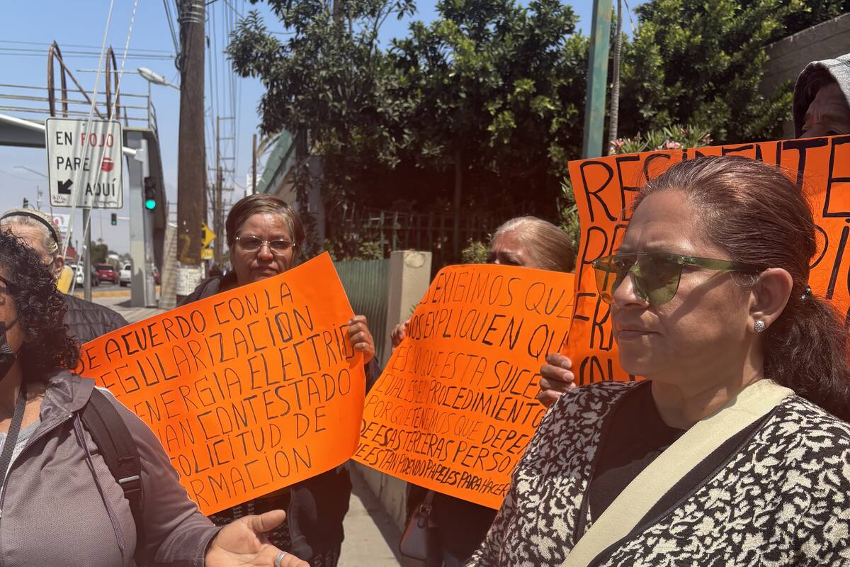 Se manifiestan residentes de Valle de Las Palmas frente a CFE