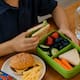 Lonches saludables ahorran hasta 700 calorías diarias a niños